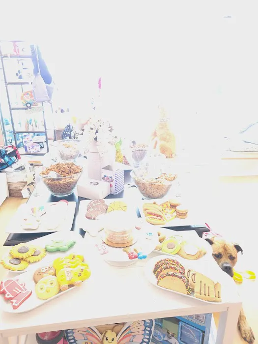 Bark And Biscuit Picture 4