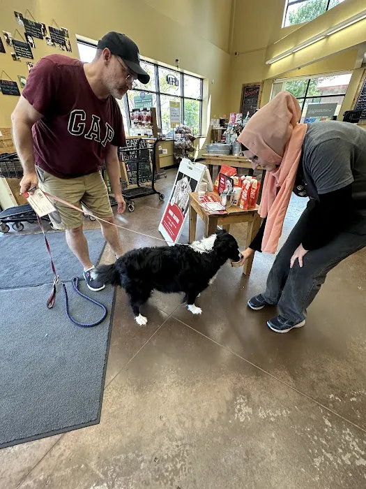Chuck & Don's Pet Food & Supplies Picture 4