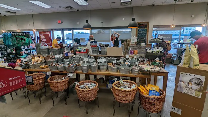 Chuck & Don's Pet Food & Supplies Picture 10