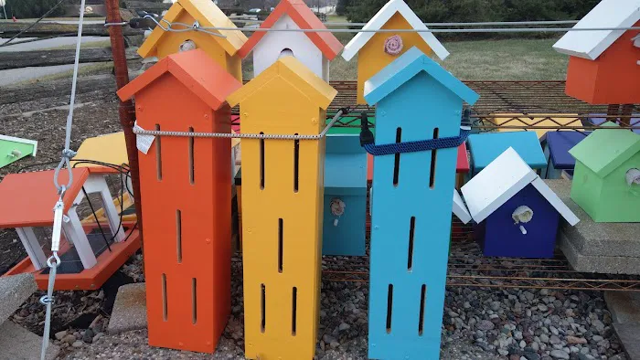 Birdfeeders and Birdhouses Picture 3