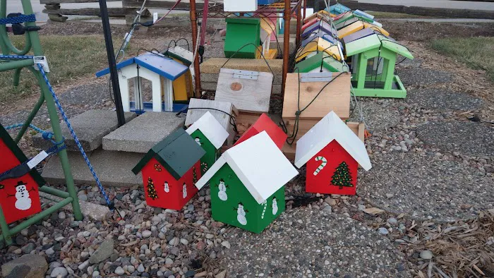 Birdfeeders and Birdhouses Picture 5