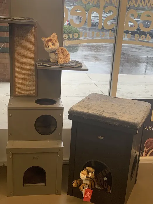 Unleashed, The Dog & Cat Store Crescent Commons Picture 1