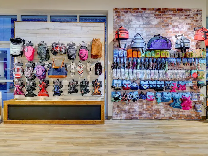 Max's Pet Market & Salon Picture 2