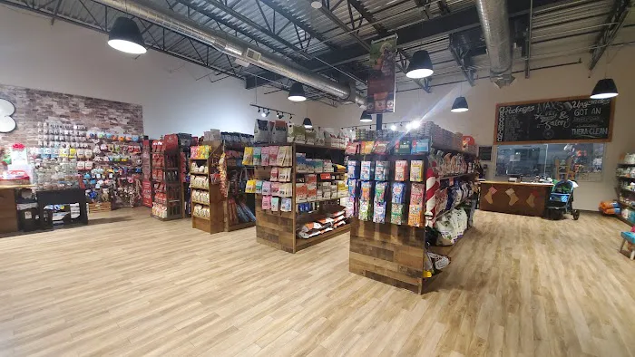 Max's Pet Market & Salon Picture 3
